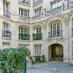 Spectacular Flat For 2P Close To Champs Elysees